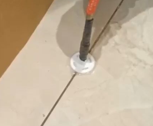 吉首瓷砖空鼓维修公司专业解答瓷砖在铺贴过程中，如果没有涂抹均匀到位的粘结材料（如水泥砂浆或瓷砖胶），可能会导致以下问题